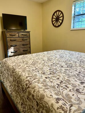 2 bedrooms, iron/ironing board, free WiFi, bed sheets