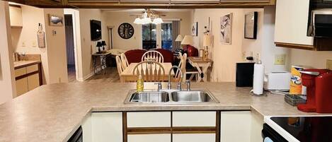 Keittoastiat/astiat/ruokailuvälineet