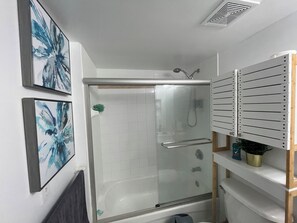 ヘアドライヤー、タオル、石鹸、トイレットペーパー