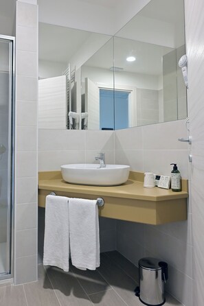 Shower, free toiletries, hair dryer, towels - Hotel HE Roma (Riano)