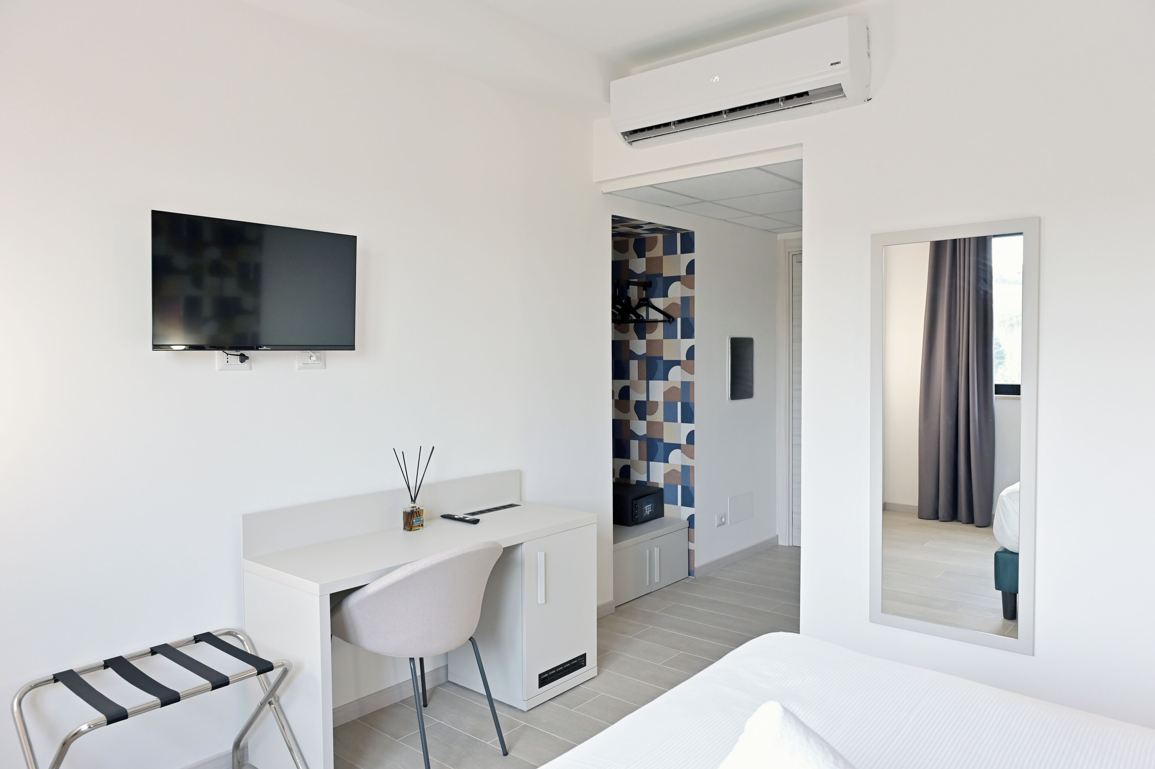 Safe på rommet, skrivebord, blendingsgardiner og lydisolert