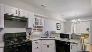 Private kitchen - Peaceful Retreat Close to Avalon/ Halcyon (Alpharetta)