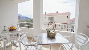 Leilighet – classic, balkong, delvis sjøutsikt | Terrasse/patio