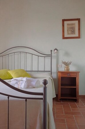 1 bedroom, desk, free WiFi, bed sheets - First floor apartment with 1 double bedroom (Toscana)