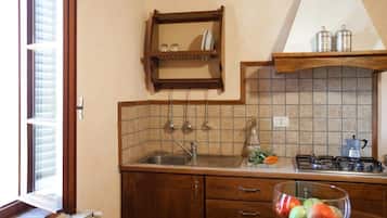 Kühlschrank, Herdplatte, Kochgeschirr/Geschirr/Besteck, Esstisch