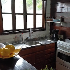 Frigorífico, placa de cocina, cafetera o tetera y utensilios de cocina