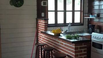 Køleskab, kogeplade, kaffe-/temaskine, køkkentøj/tallerkener/redskaber