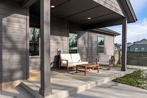 Terrace/patio - New Spacious Home with 3 Car Garage, Private Backyard, close to Downtown (Moscow)