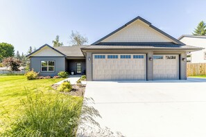 Exterior - New Spacious Home with 3 Car Garage, Private Backyard, close to Downtown (Moscow)