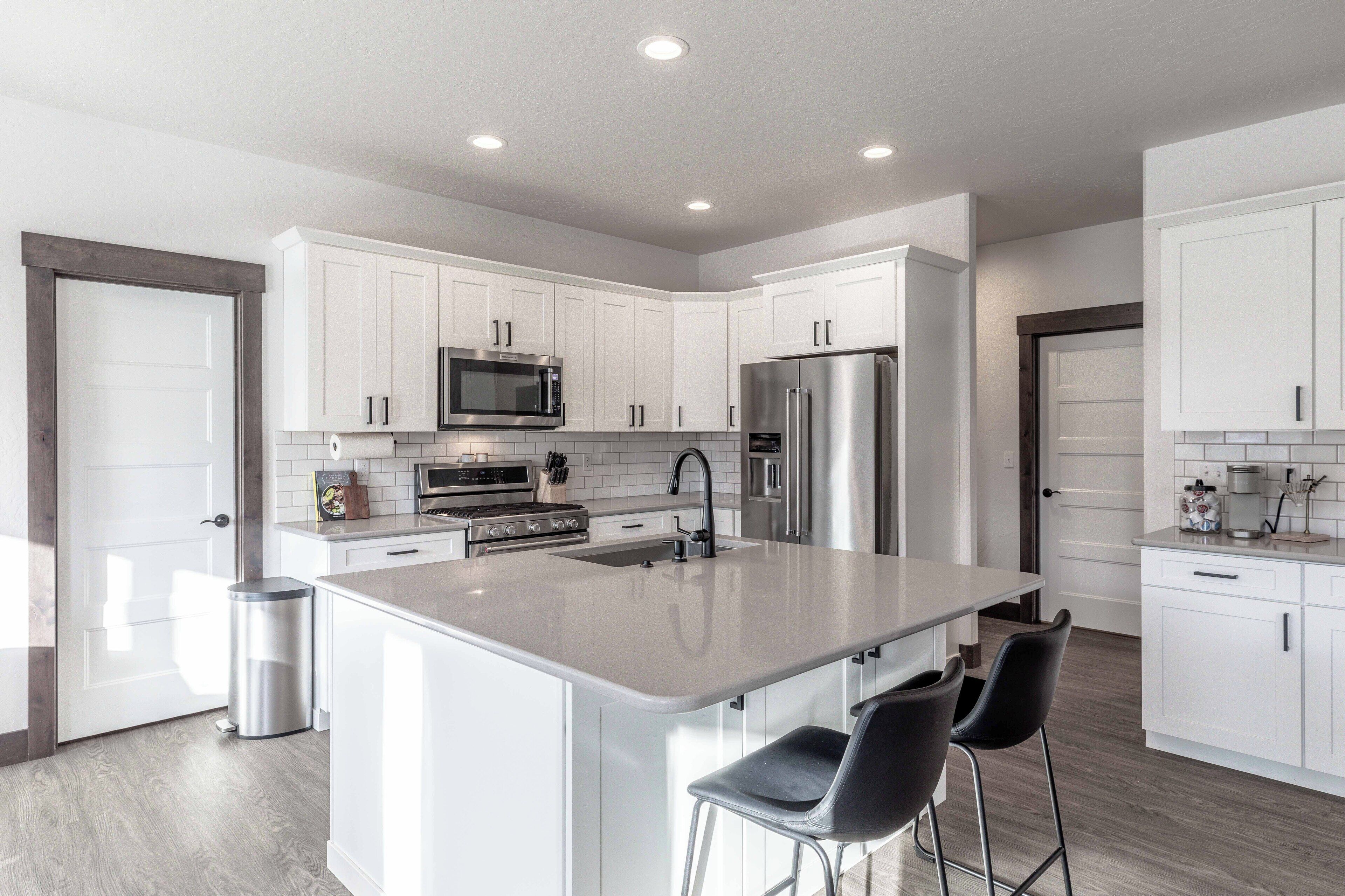 Jääkaappi, mikroaaltouuni, uuni, liesi