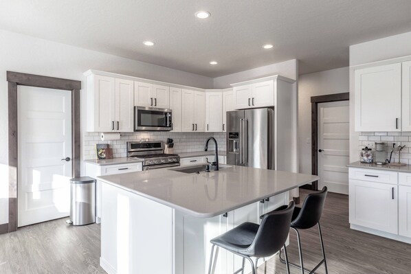 Fridge, microwave, oven, stovetop - New Spacious Home with 3 Car Garage, Private Backyard, close to Downtown (Moscow)