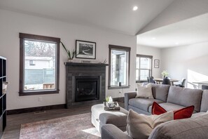 Smart TV, fireplace, stereo - New Spacious Home with 3 Car Garage, Private Backyard, close to Downtown (Moscow)