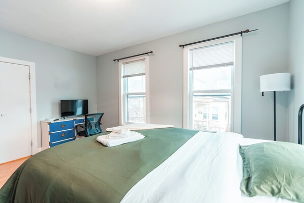 4 عدّة غرف نوم وواي فاي وملاءات أسرّة