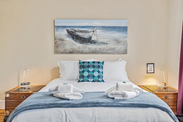 4 makuuhuonetta, työpöytä, Wi-Fi, vuodevaatteet