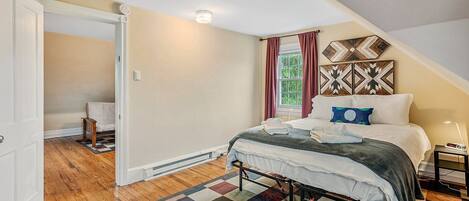 4 bedrooms, desk, WiFi, bed sheets