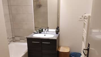 SĂšche-cheveux, serviettes fournies, papier toilette