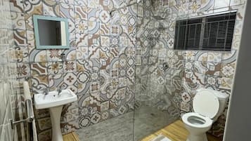 Douche, bidet, serviettes fournies, savon
