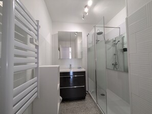 Regadera y papel de baño 