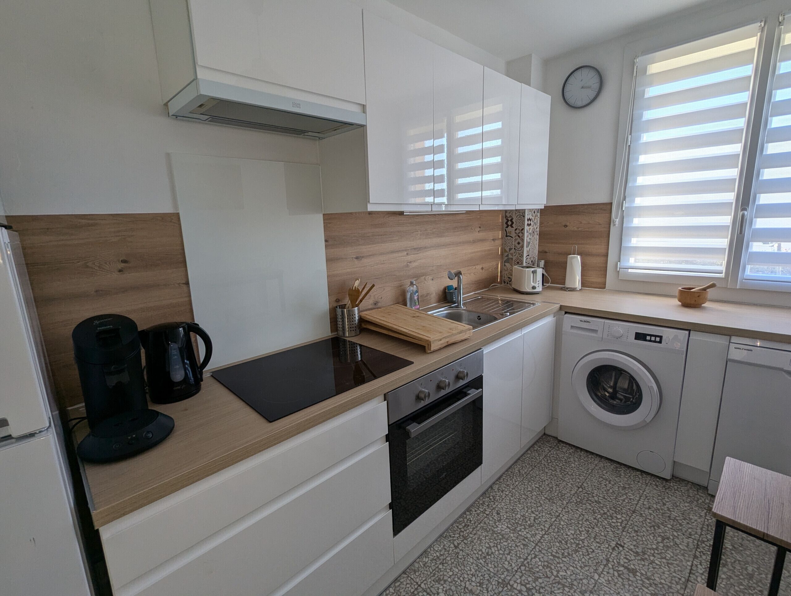 Coffee/tea maker, fridge, microwave, oven