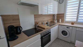 Coffee/tea maker, fridge, microwave, oven