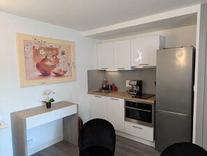Fridge, oven, coffee/tea maker, electric kettle