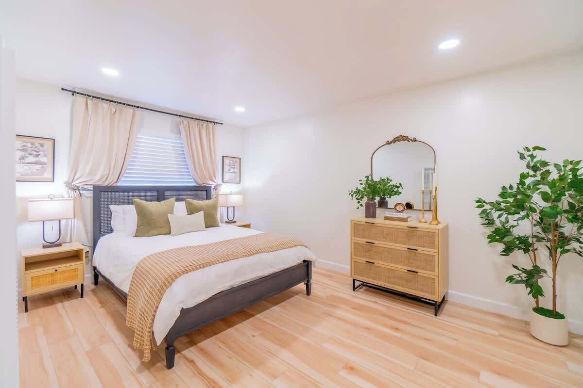 1 chambre, bureau, fer et planche à repasser, lit parapluie