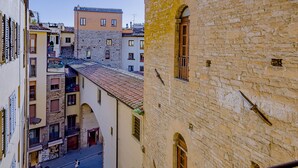 A narrow street with buildings on either side, featuring stone facades and traditional architecture. - SKYLINE FLORENCE APARTMENT (Firenze)