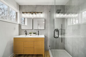 Regadera, secadora de cabello, toallas, jabón 