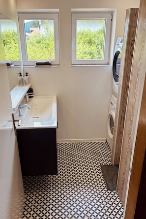Dusche, Haartrockner, Handtücher, Toilettenpapier