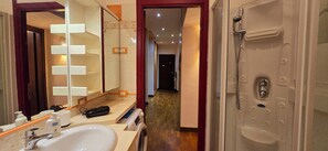 Shower, hair dryer, bidet, towels