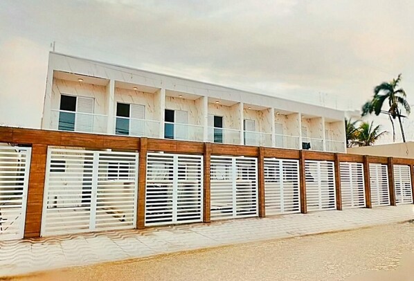 Vista frontal de la propiedad