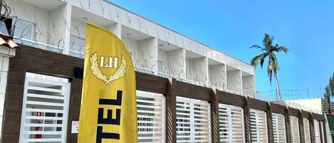 Vista frontal de la propiedad