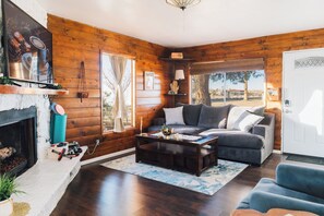 Smart TV, chimenea, videojuegos