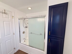 Shower, hair dryer, towels, soap - Cozy and bright 6-bedroom house in Renton (Kent)