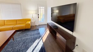Smart TV - Cozy and bright 6-bedroom house in Renton (Kent)