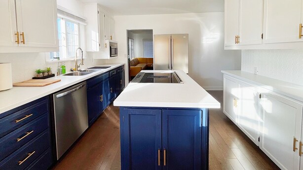 Coffee/tea maker, fridge, microwave, oven - Cozy and bright 6-bedroom house in Renton (Kent)