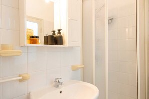 Shower, hair dryer, bidet, towels