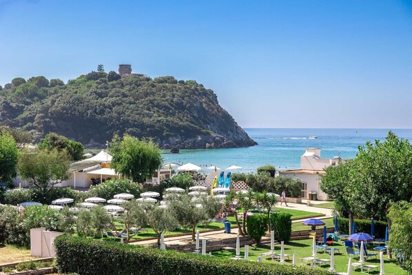 Outdoor dining - Apartment in portion of villa with solarium and beach. (Lazio)