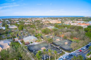 Sports court - LeMarquis Vacation Rental - Charming 1BR Downtown Condo. Walk to Beach & 5th Ave. King bed, full kitchen, free Wi-Fi & parking. Steps from dining, shopping & stunning sunsets! (Naples)