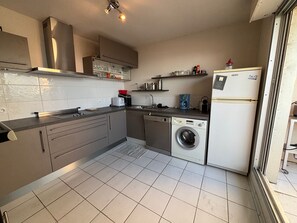 冷蔵庫、電子レンジ、オーブン、コンロ