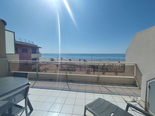 Apartment with sea view beachfront - 6 guests