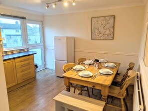 Dining - Theatre Severn Town House, Parking & Quarry Views (Shropshire)