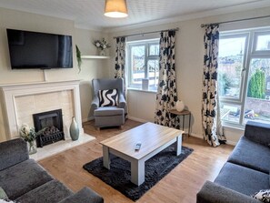 TV, fireplace - Theatre Severn Town House, Parking & Quarry Views (Shropshire)