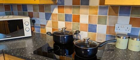 Réfrigérateur, four à micro-ondes, un four, surface de cuisson