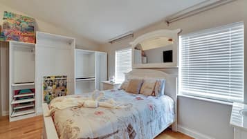 3 bedrooms, desk, iron/ironing board, free WiFi