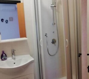 Dusche, Haartrockner, Bidet, Handtücher