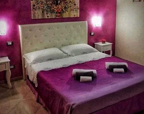 2 habitaciones, escritorio y tabla de planchar con plancha 