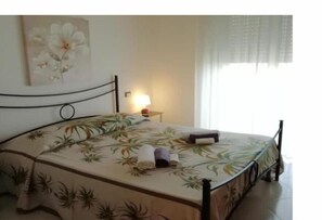 2 Schlafzimmer, Schreibtisch, Bügeleisen/Bügelbrett, Reisekinderbett