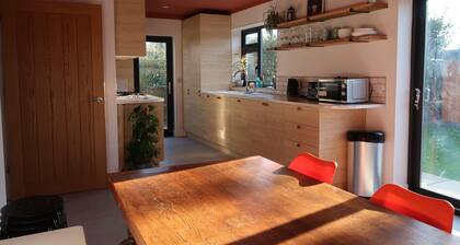 Lovable Lancing with Garden & Parking