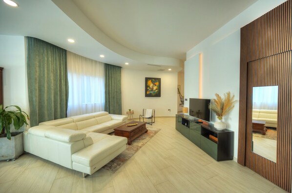 TV - Luxury 2 bedroom with large outdoor & jacuzzi JBAS1-1 (Swieqi)